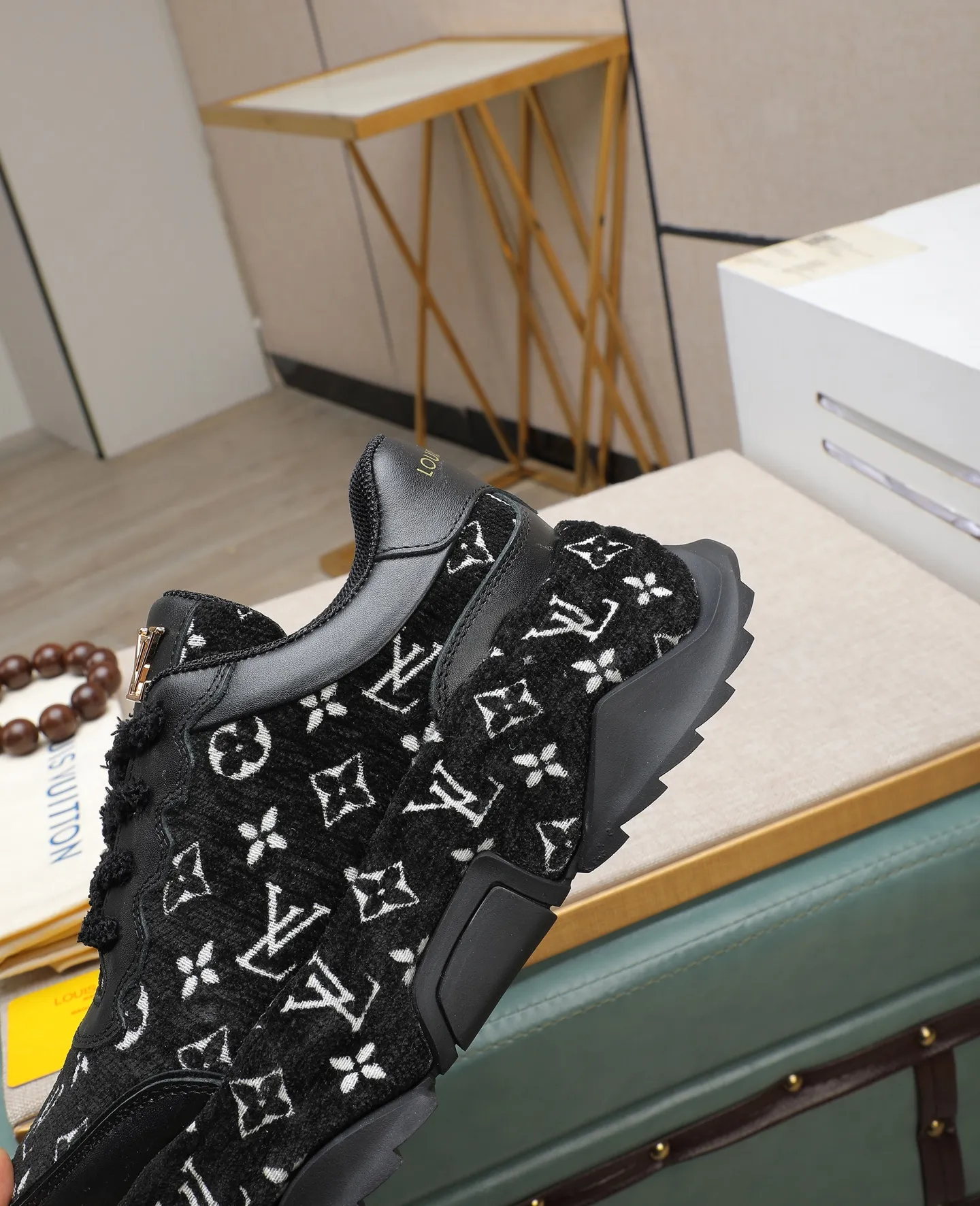 Men's shoes 💰600 LV are novel and fashionable, and the uppers are made of imported cowhide + LV special materials! Super trendy design! It’s eye-catching! The leather is soft, delicate, shiny and translucent, showing the ultimate in pure handcraftsmanship, and the mesh is soft, comfortable and breathable! Size: 39-44 (38 45 customized)